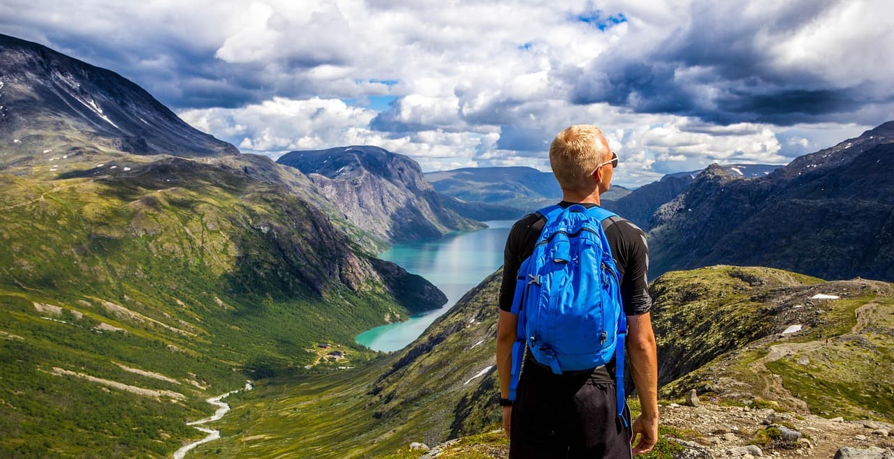 Wanderkleidung im Sommer: Was du wirklich brauchst, wenn es heiß wird